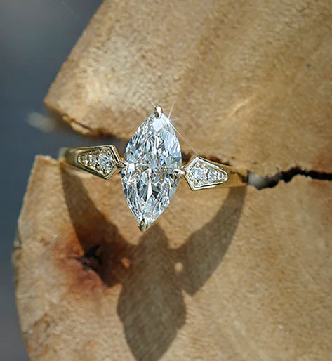 Anillo de zafiro creado en laboratorio con corte de marquesa en oro de 18K