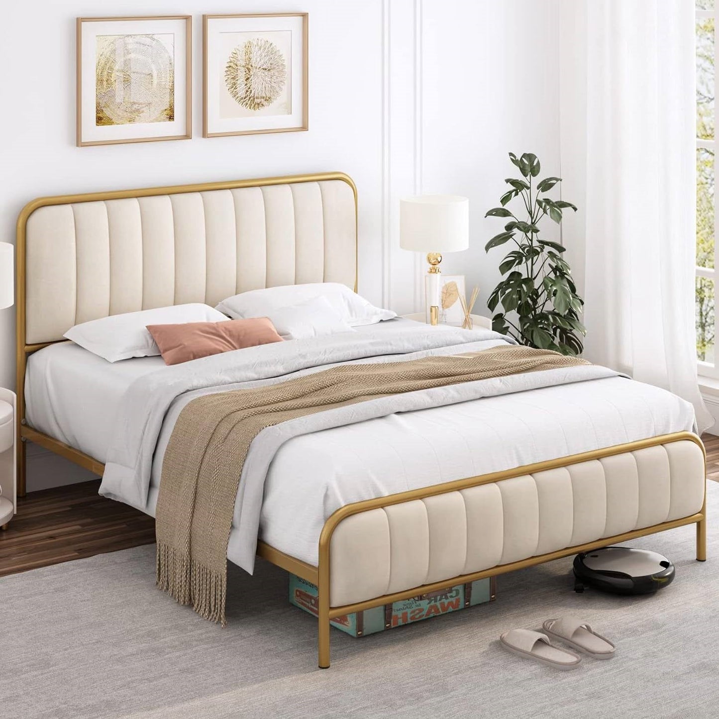 Estructura de cama de plataforma Queen size de metal dorado con cabecero tapizado en blanco roto