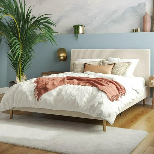 Cama de plataforma tapizada de terciopelo crema marfil Queen de mediados de siglo con cabecera