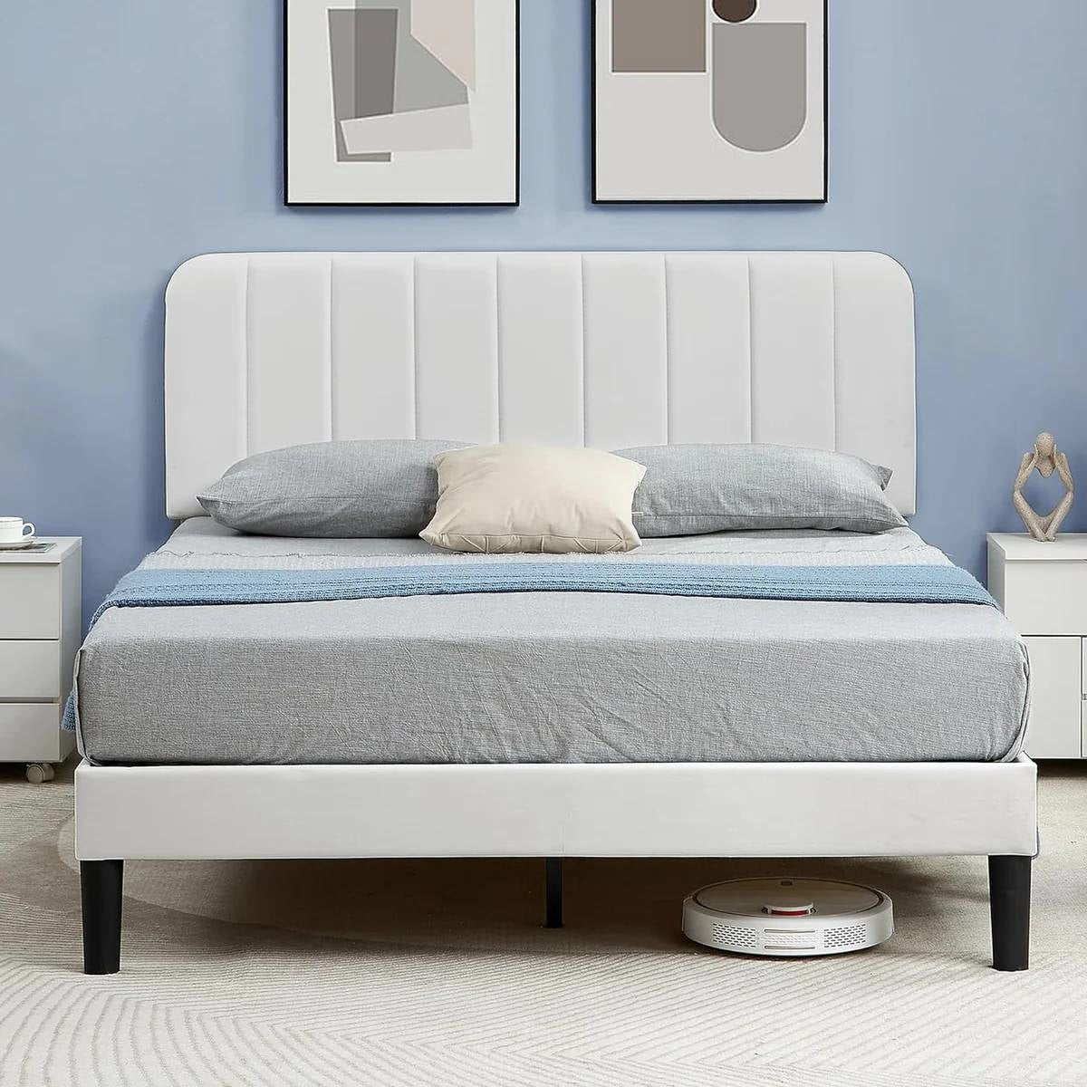 Base de cama tamaño Queen tapizada en blanco con cabecero
