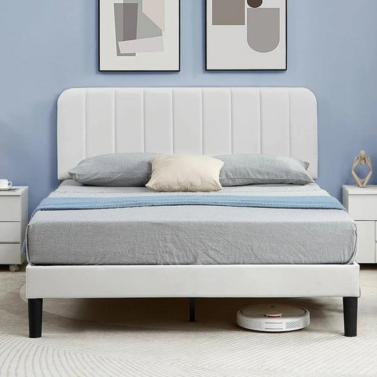 Base de cama tamaño Queen tapizada en blanco con cabecero