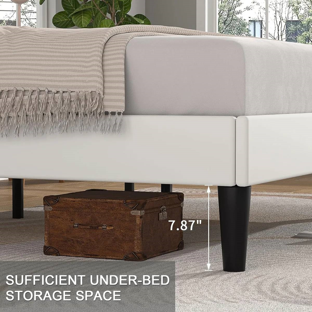 Base de cama tamaño Queen tapizada en blanco con cabecero