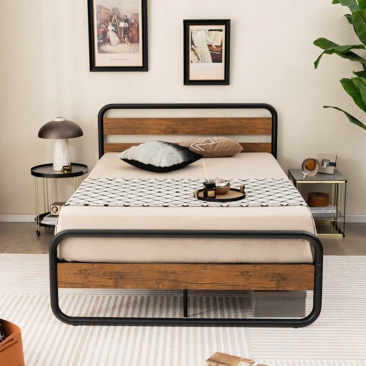 Cama Queen de plataforma industrial de madera y metal con cabecero y piecero