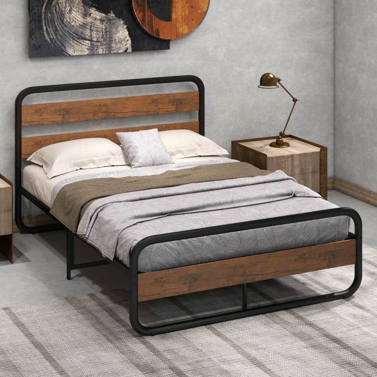 Cama Queen de plataforma industrial de madera y metal con cabecero y piecero