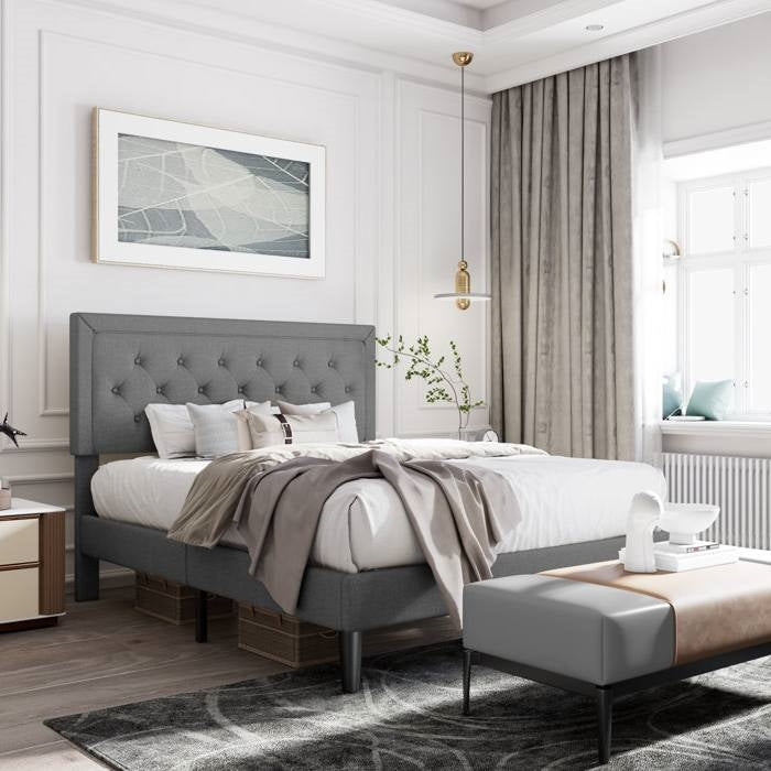 Cama Queen de plataforma tapizada en lino gris oscuro con cabecero capitoné