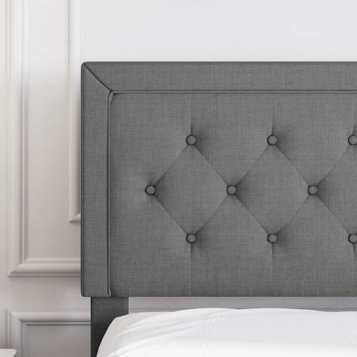 Cama Queen de plataforma tapizada en lino gris oscuro con cabecero capitoné
