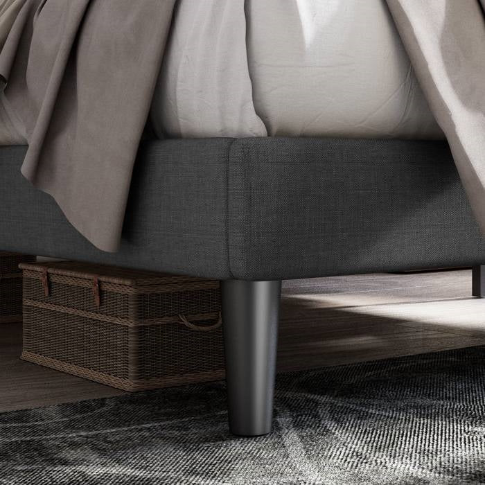 Cama Queen de plataforma tapizada en lino gris oscuro con cabecero capitoné