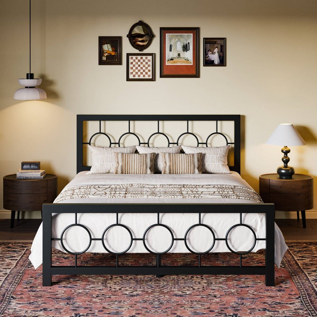 Cama Queen de plataforma de metal negro con cabecero y piecero con medallón circular