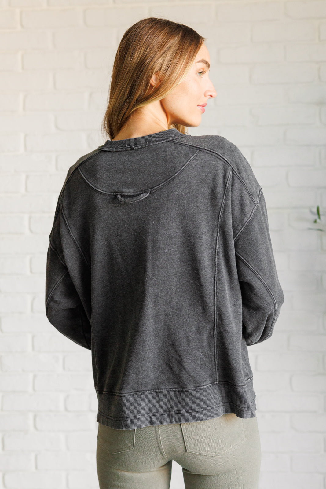 Sudadera con cuello redondo y lavado mineral Quick Fix en negro