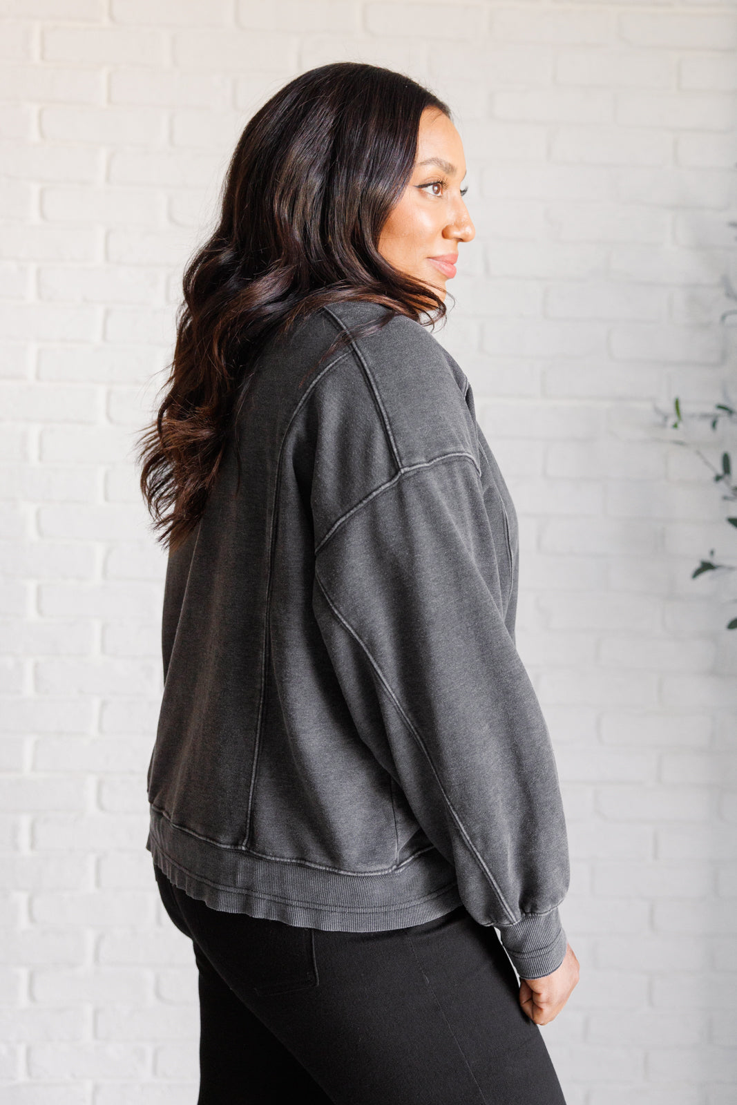 Sudadera con cuello redondo y lavado mineral Quick Fix en negro