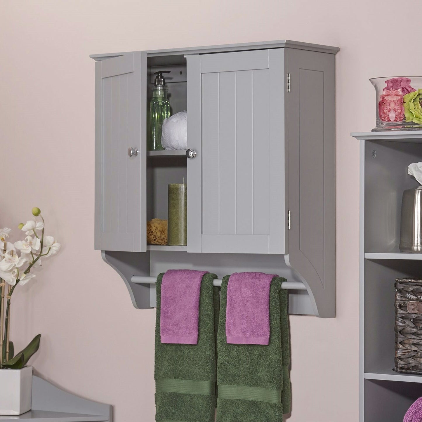Gabinete de pared gris de 2 puertas para baño con toallero