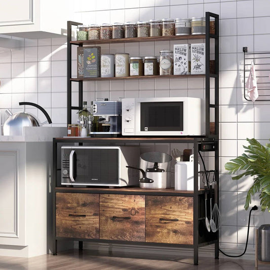 Estantería de cocina para panadero de metal negro con estantes de madera marrón y armarios de almacenamiento