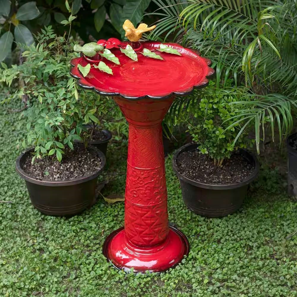 Bañera de pájaros de jardín al aire libre de metal rojo con figuras decorativas de pájaros y hojas