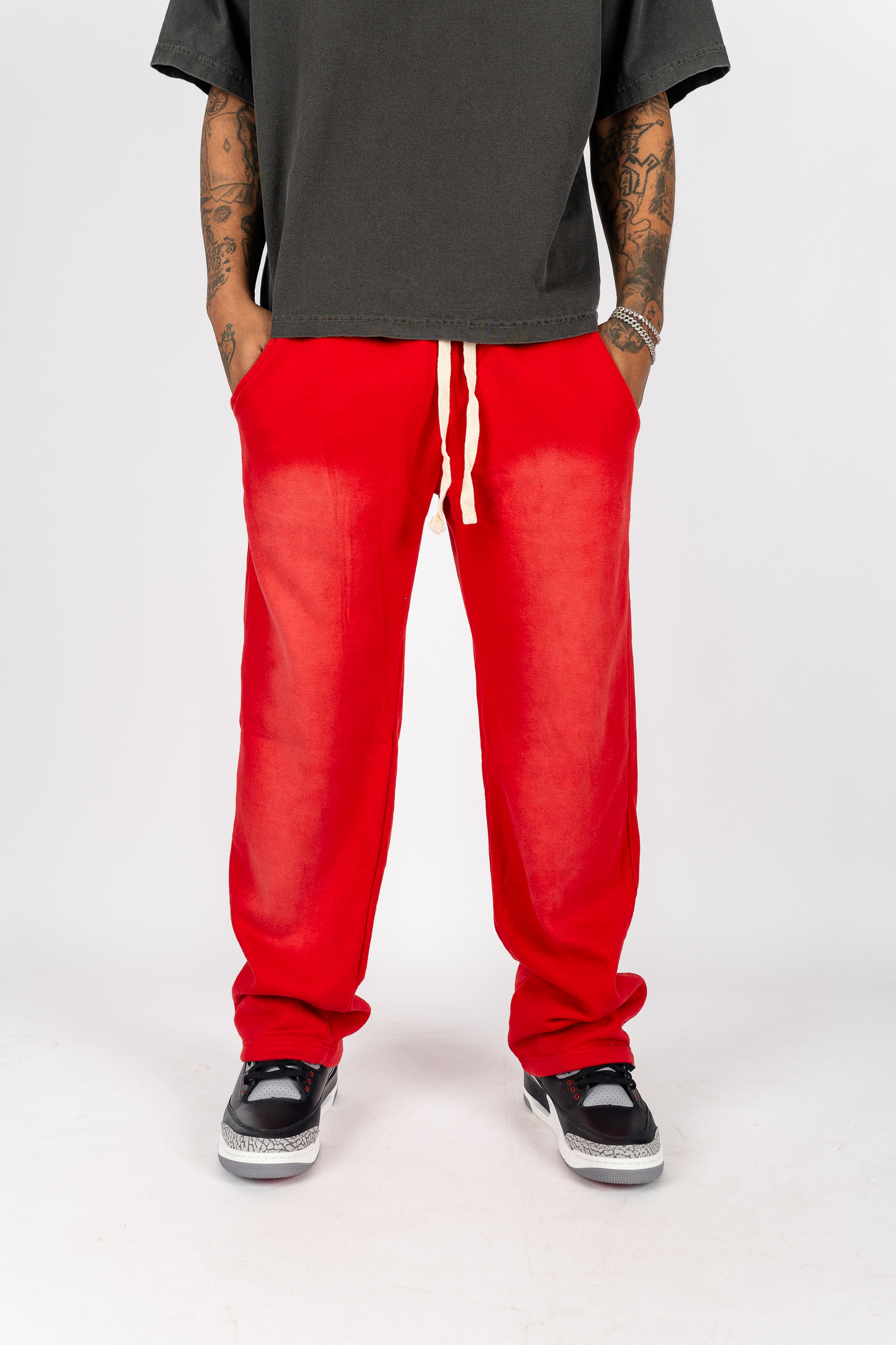 Pantalones de chándal blanqueados y secados al sol