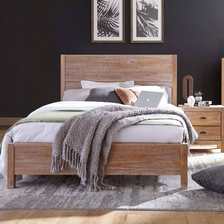 Cama de plataforma rústica FarmHome de pino macizo, tamaño Queen