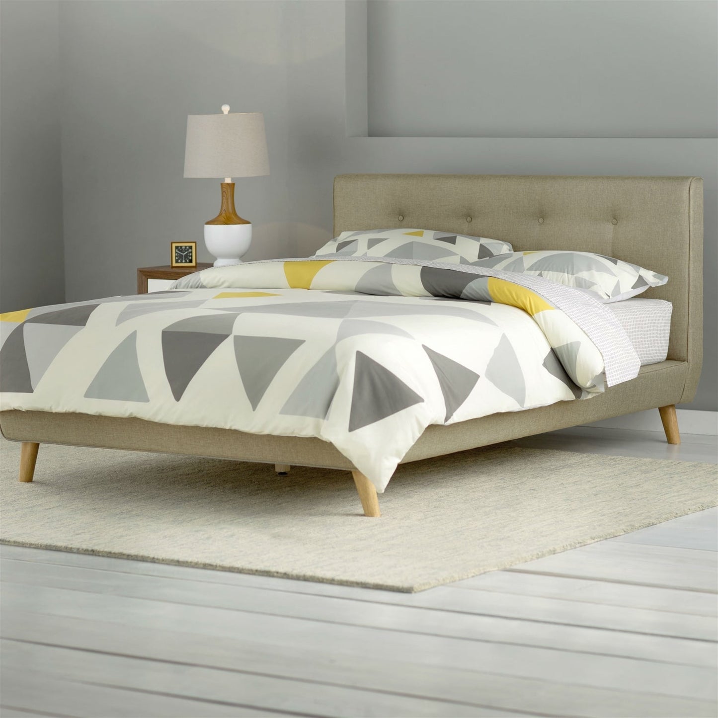 Cama de plataforma tapizada beige estilo Mid-Century tamaño Queen