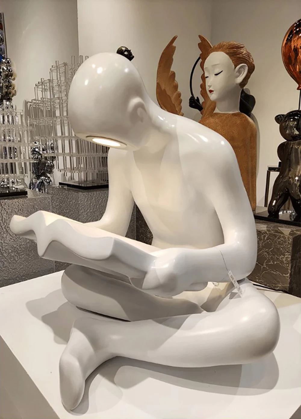Lámpara de pie Escultura Humana Leyendo