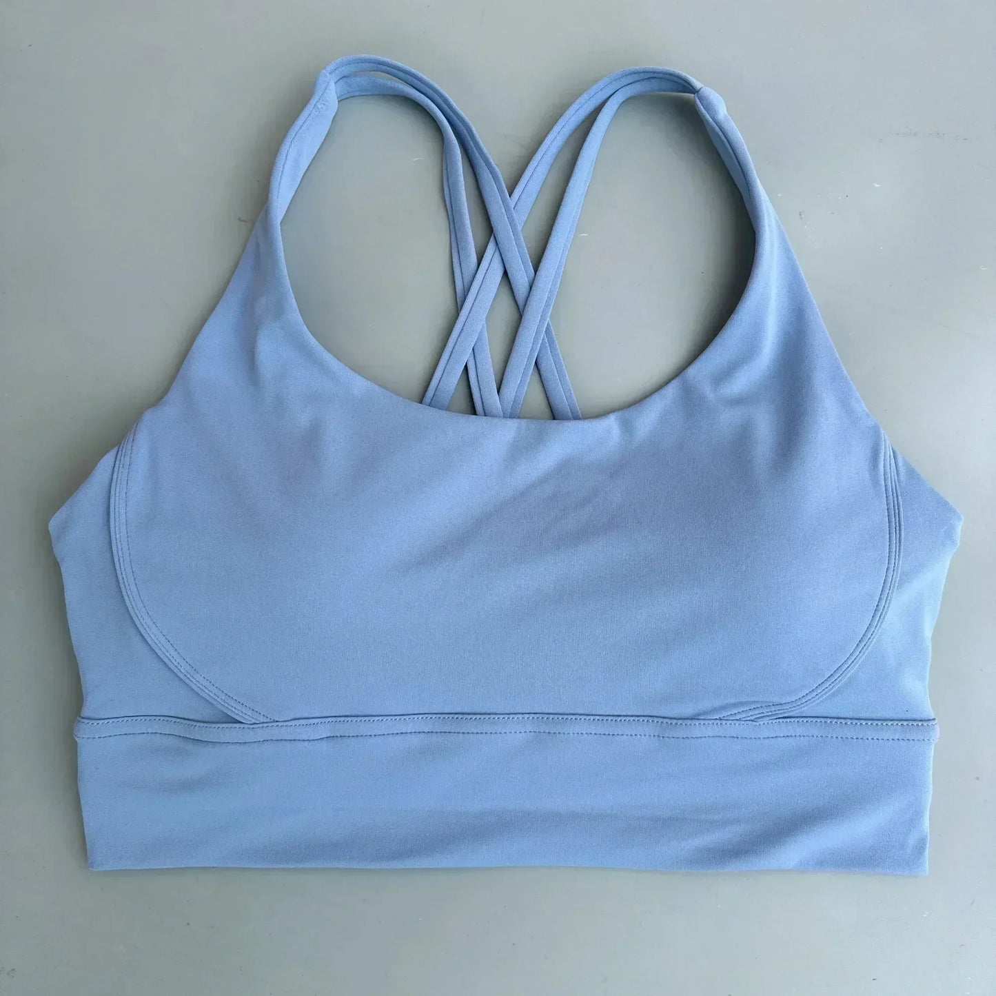 Sujetador deportivo para mujer de color liso, de punto cruzado, suave y de alta resistencia, top ajustado para entrenamiento completo, gimnasio, yoga, ropa interior con almohadillas para el pecho
