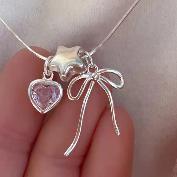 Pulsera y collar con diseño de estrellas, corazones y lazos