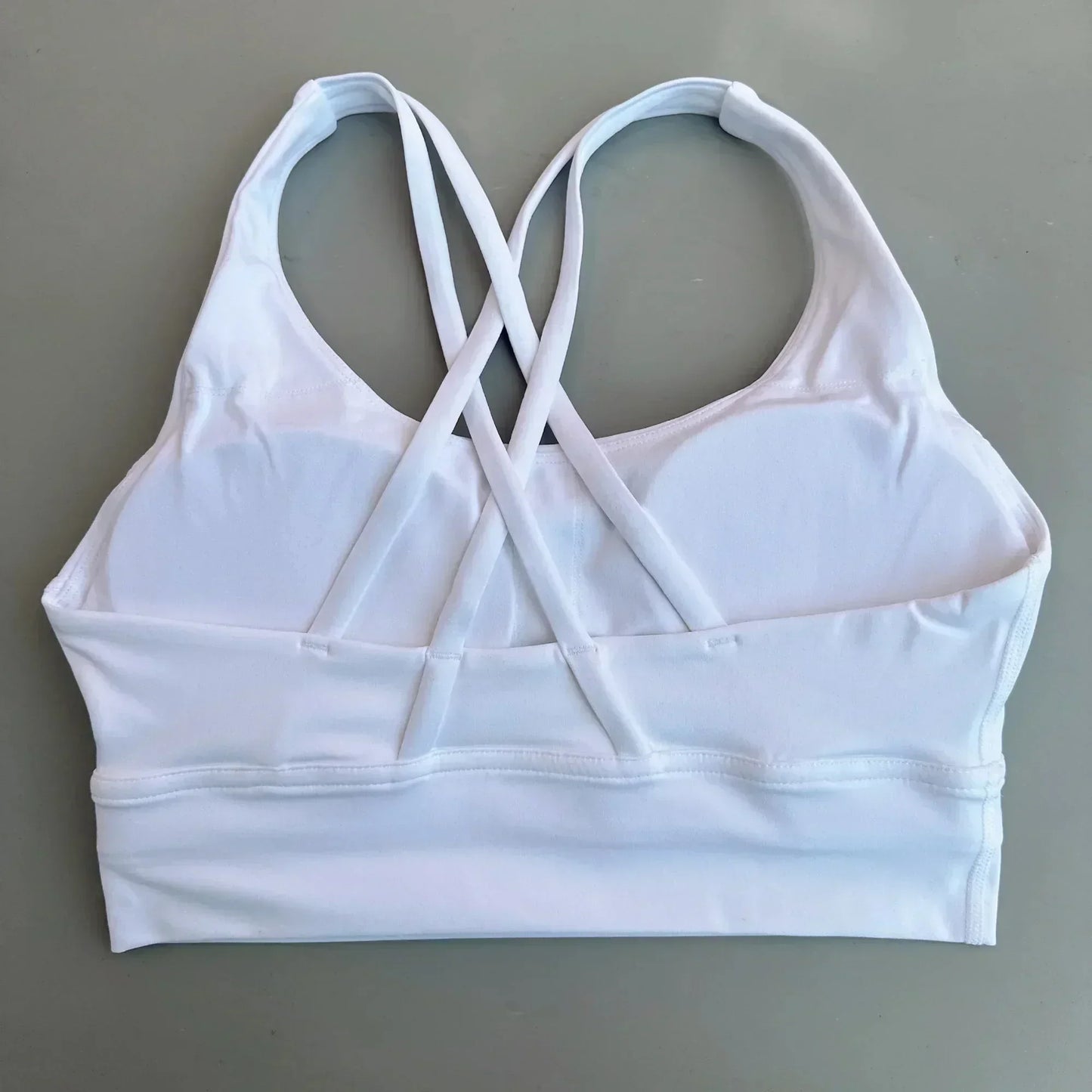 Sujetador deportivo para mujer de color liso, de punto cruzado, suave y de alta resistencia, top ajustado para entrenamiento completo, gimnasio, yoga, ropa interior con almohadillas para el pecho