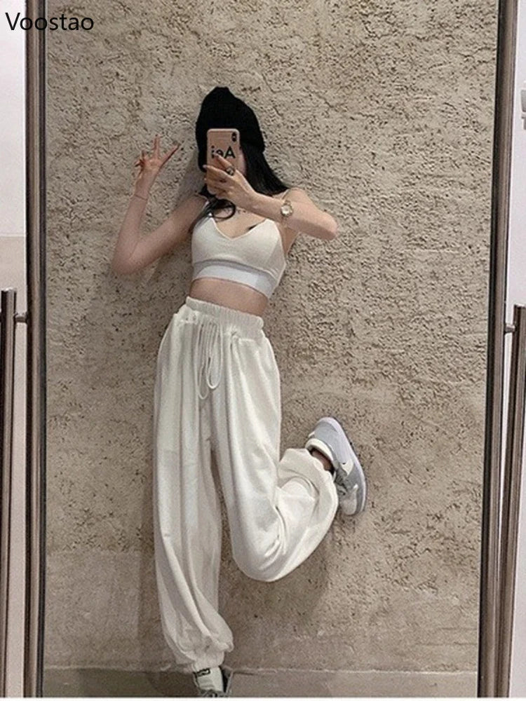 Elegantes joggers blancos tobilleros para mujer