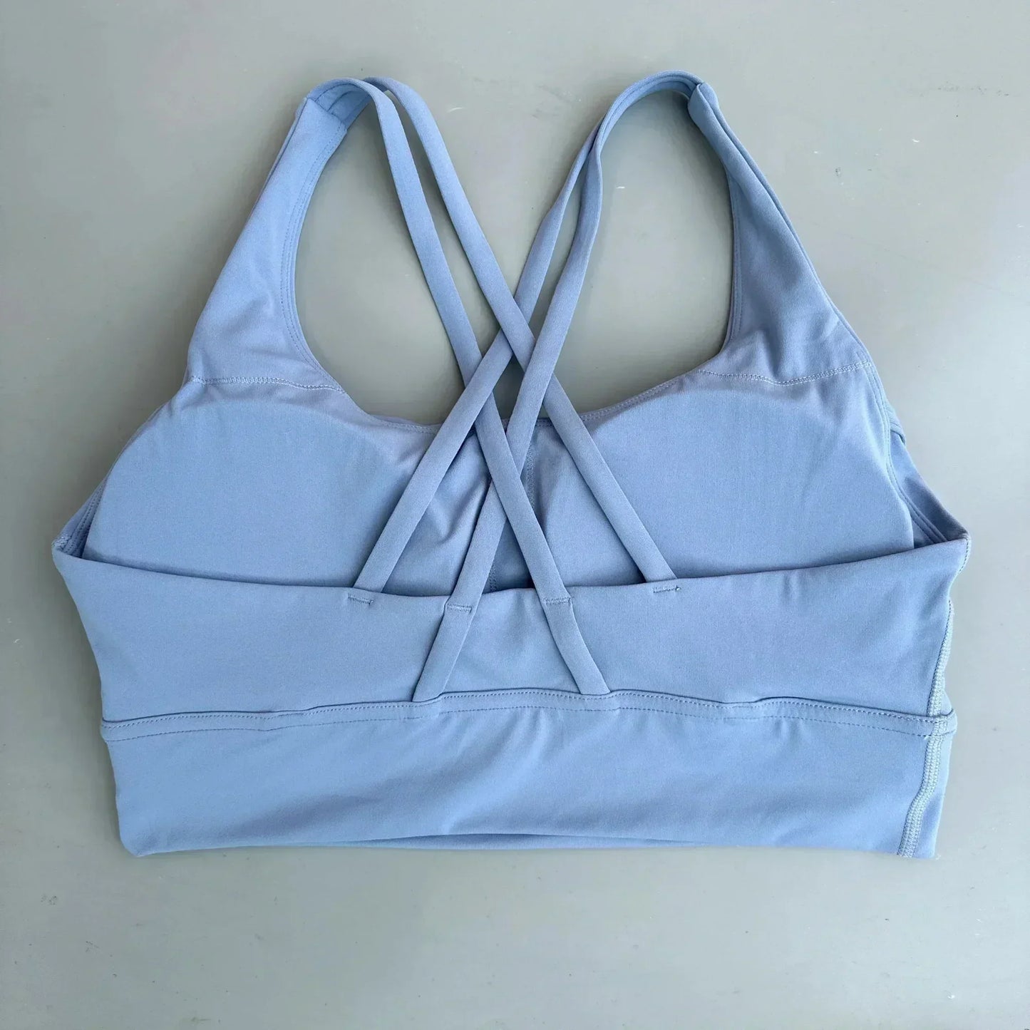 Sujetador deportivo para mujer de color liso, de punto cruzado, suave y de alta resistencia, top ajustado para entrenamiento completo, gimnasio, yoga, ropa interior con almohadillas para el pecho