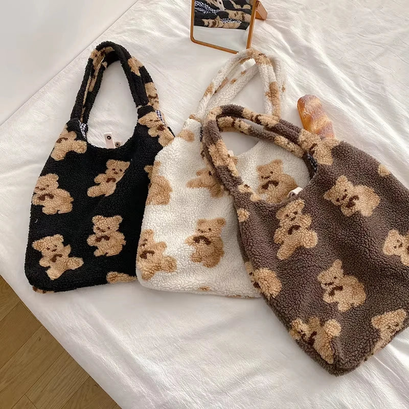 Bolso de mano con estampado de osito de peluche.