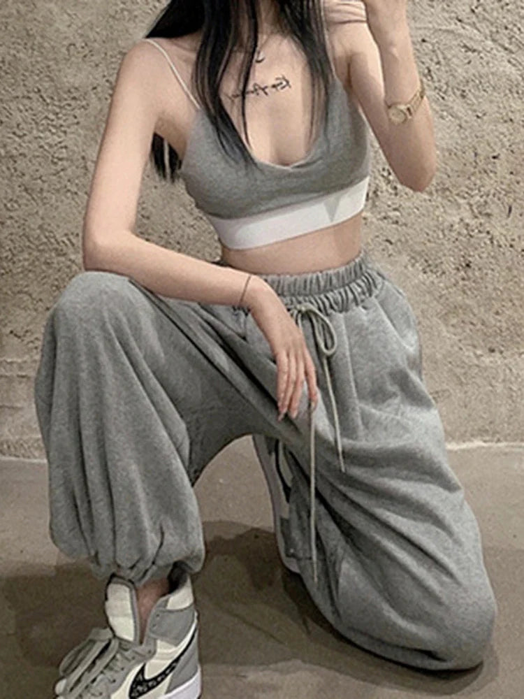 Elegantes joggers blancos tobilleros para mujer
