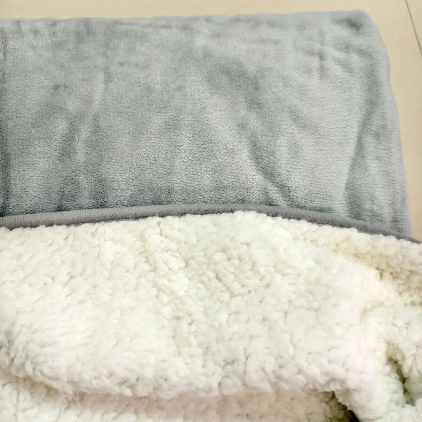 Soft Flannel Pet Blanket Waterproof Splash Resistant Comfortable Blanket for Pet and Couple