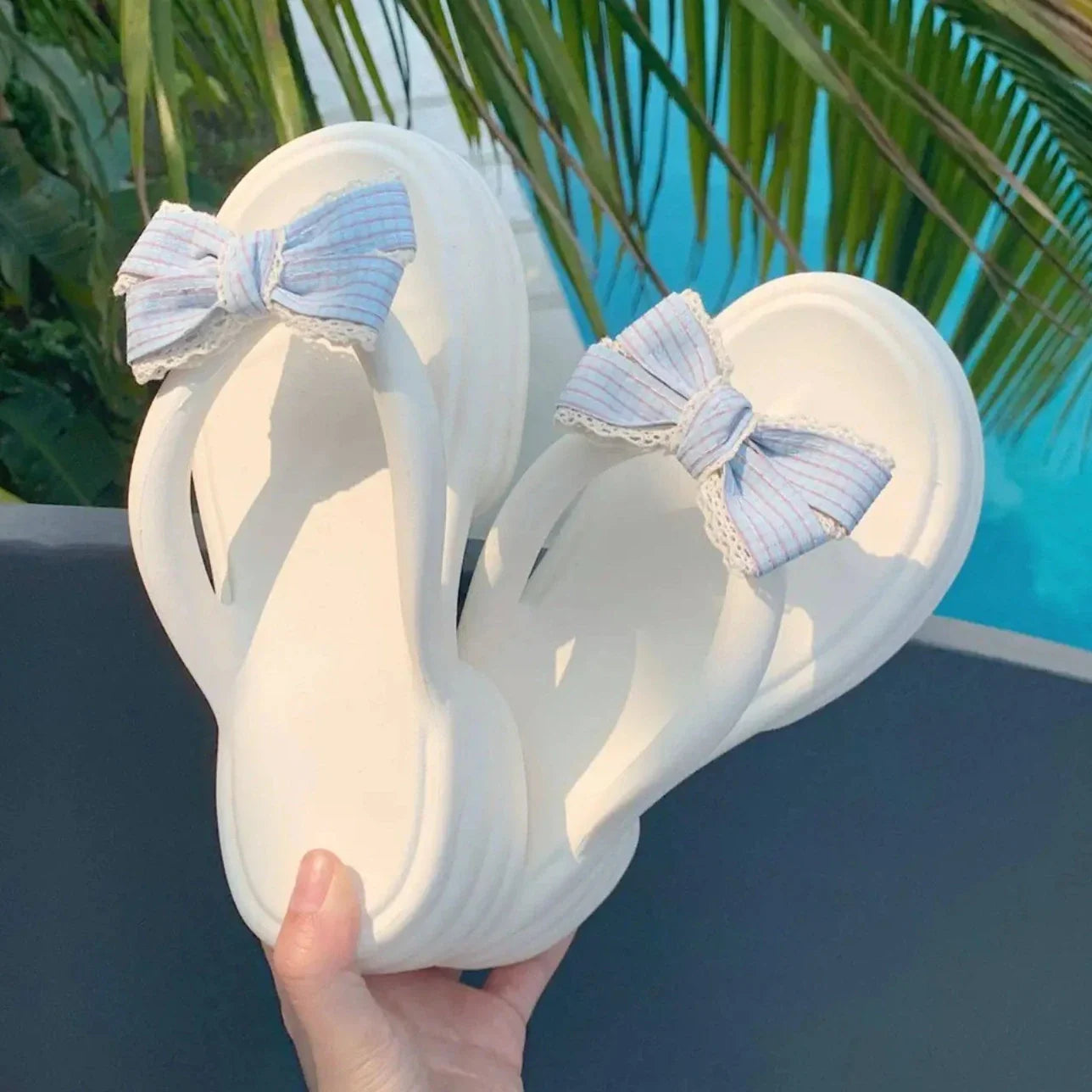 Sandalias de playa con moño lindo