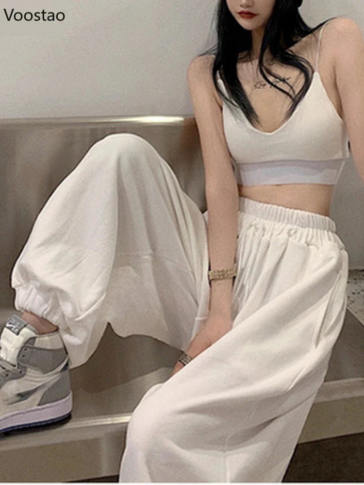 Elegantes joggers blancos tobilleros para mujer