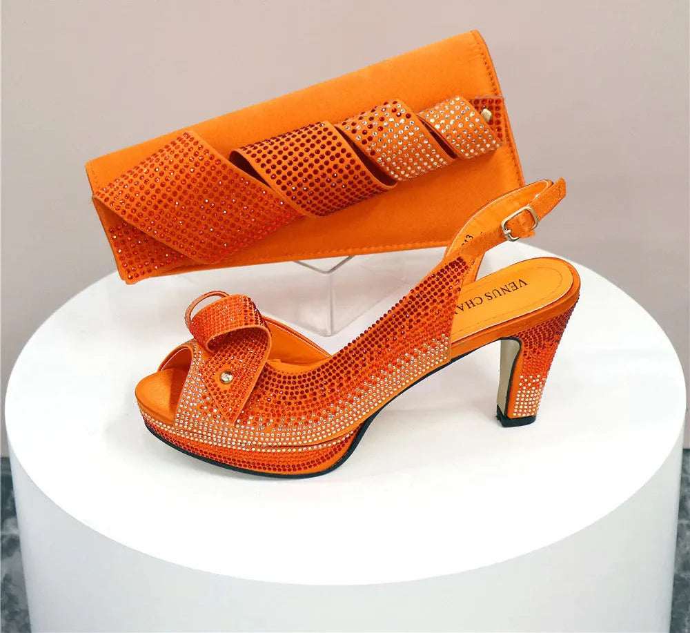 Set de bolso con incrustaciones de diamantes y zapatos de tacón alto con diseño italiano