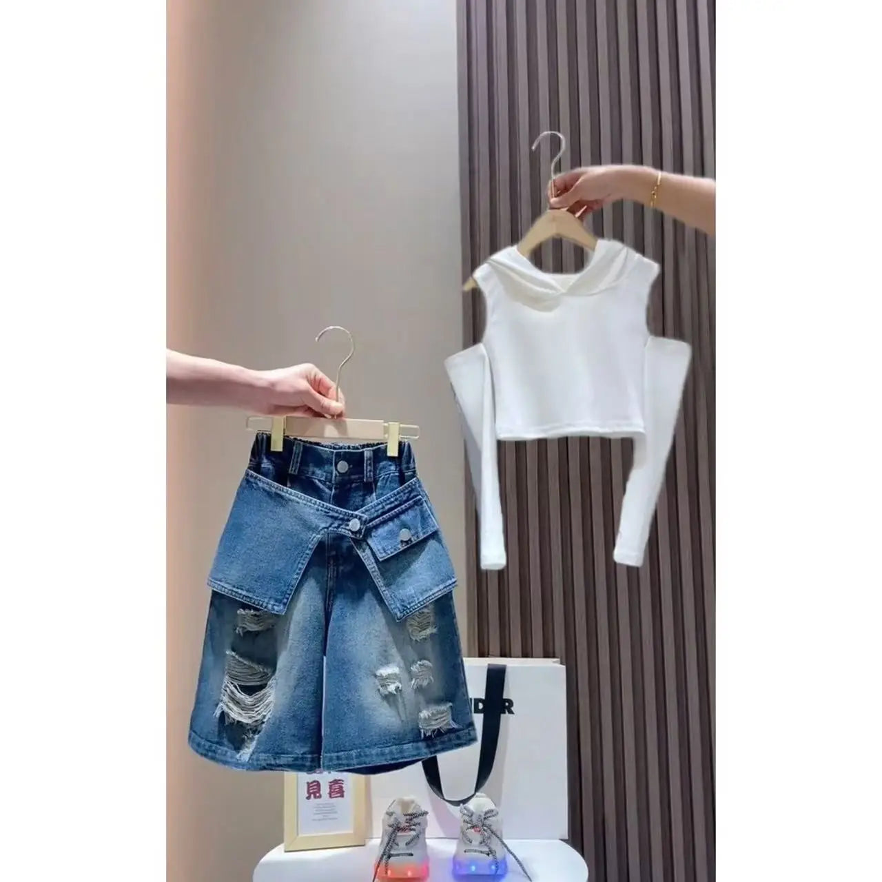 Girls' Set 2026New Mid sized Children's Short sleeved T-shirt Children's Fashionable Girls' Cowboy Five point Shorts 2 piece Set