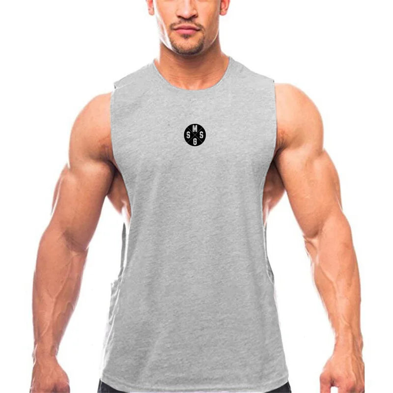 Camiseta sin mangas de fitness de corte bajo para hombres musculosos