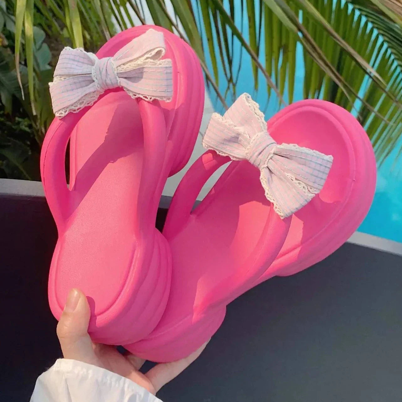 Sandalias de playa con moño lindo