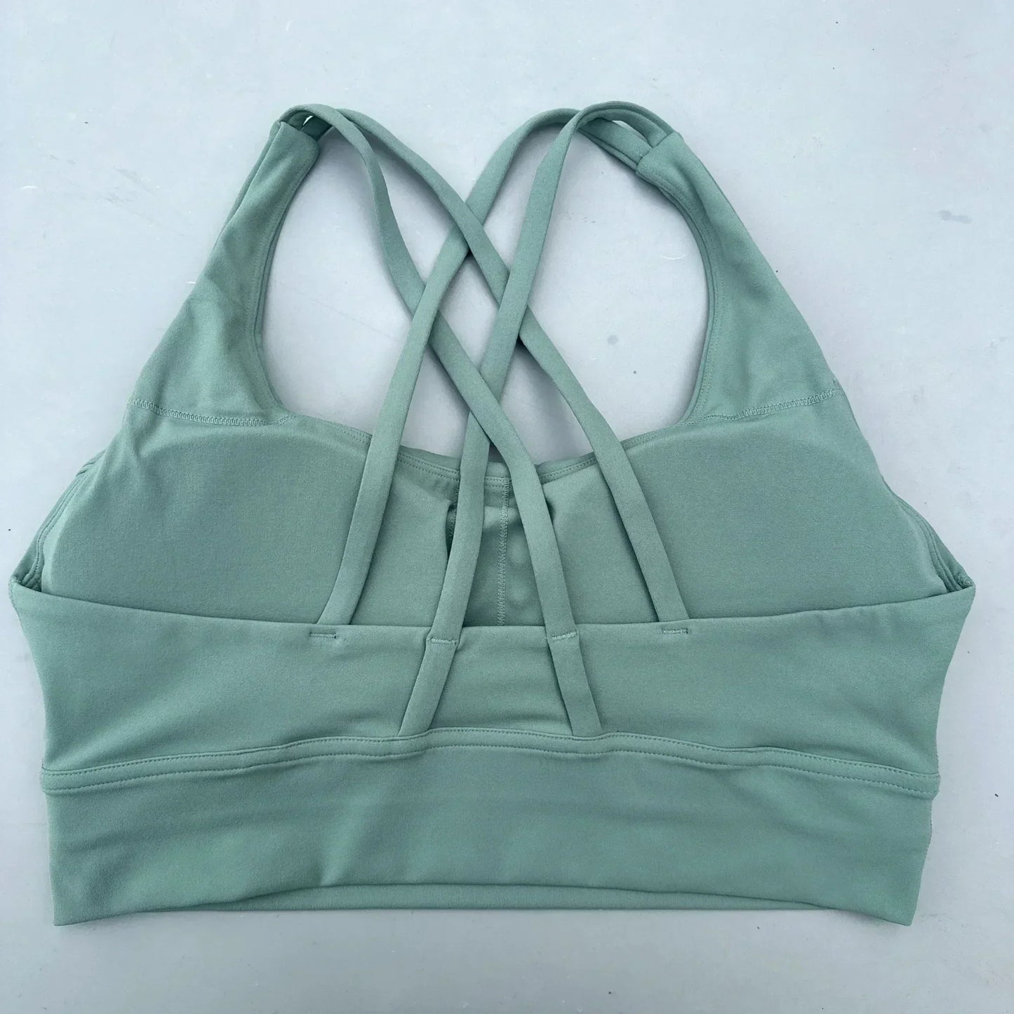 Sujetador deportivo para mujer de color liso, de punto cruzado, suave y de alta resistencia, top ajustado para entrenamiento completo, gimnasio, yoga, ropa interior con almohadillas para el pecho