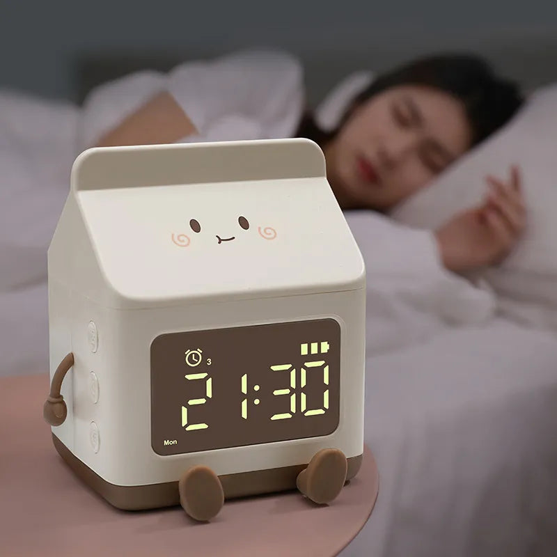Bonito despertador con forma de cartón de leche