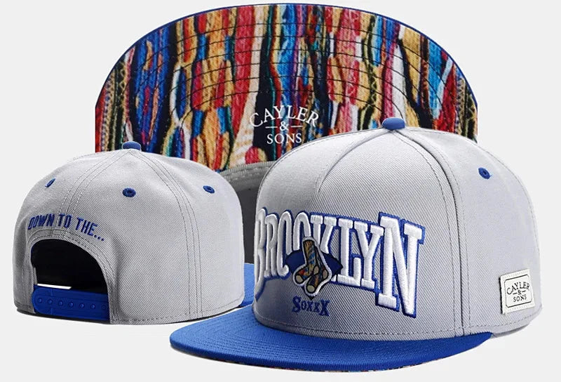 Gorra Ajustable de Béisbol con Visera Plana – Diseño Mano Calavera