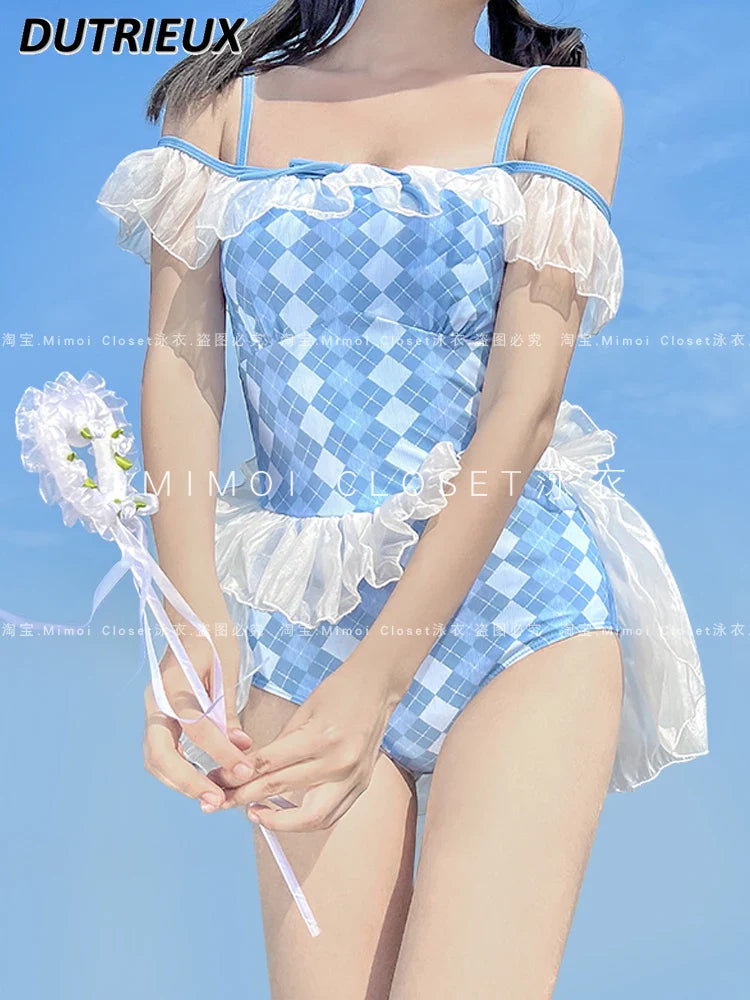 Lindo traje de baño de una pieza con estampado de rombos azules