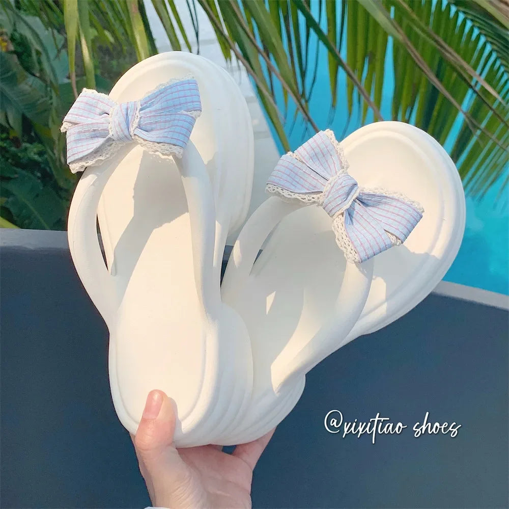 Sandalias de playa con moño lindo