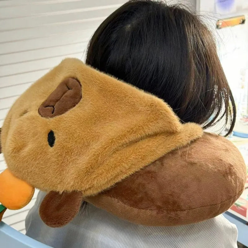 Almohada de cuello de capibara de peluche con sombrero