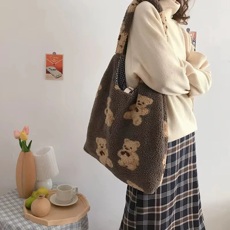 Bolso de mano con estampado de osito de peluche.