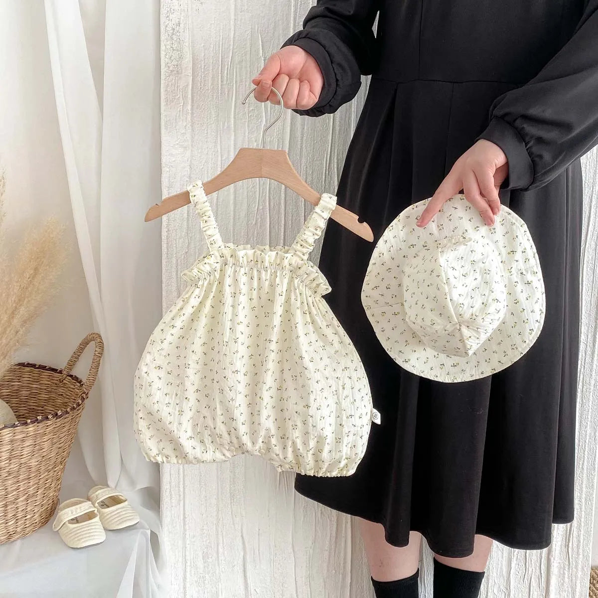 Korean-style summer baby girl thin strap floral jumpsuit hat, baby girl fashion strap jumpsuit, very suitable for travel wear