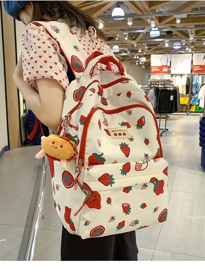 Mochila con estampado de fresas blancas y rojas