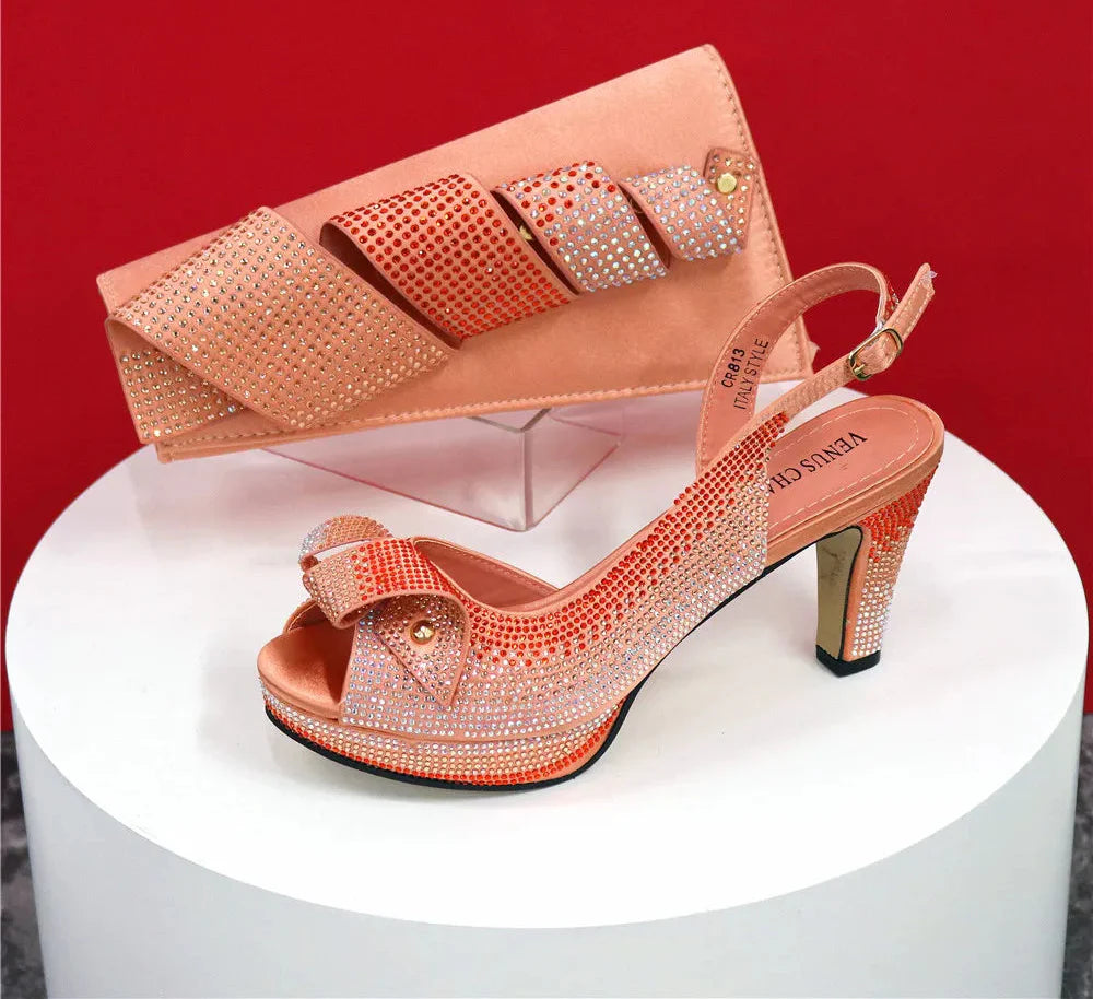Set de bolso con incrustaciones de diamantes y zapatos de tacón alto con diseño italiano