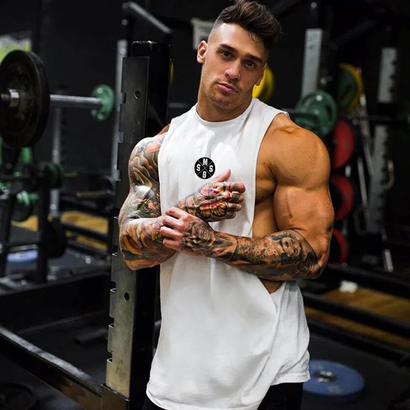 Camiseta sin mangas de fitness de corte bajo para hombres musculosos