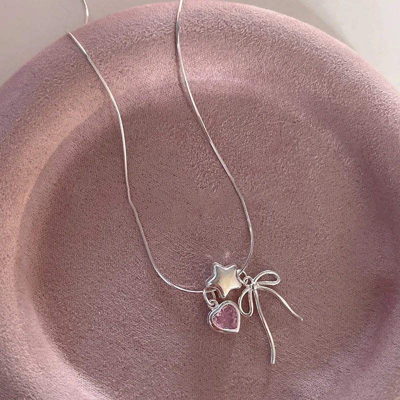 Pulsera y collar con diseño de estrellas, corazones y lazos