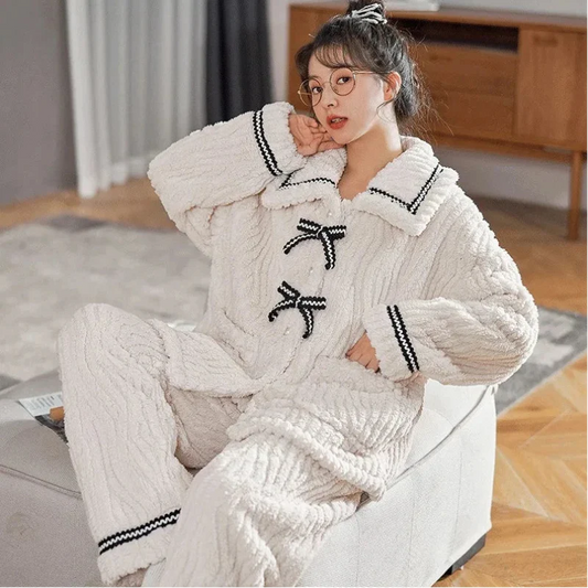 Pijama blanco y negro de niña