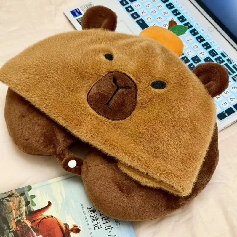 Almohada de cuello de capibara de peluche con sombrero