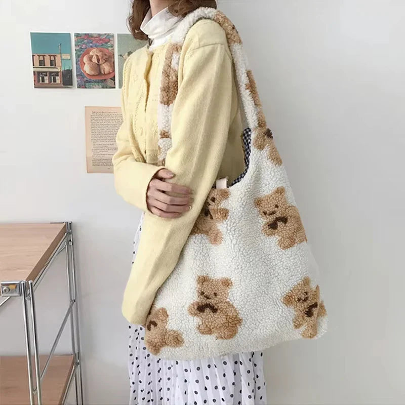 Bolso de mano con estampado de osito de peluche.